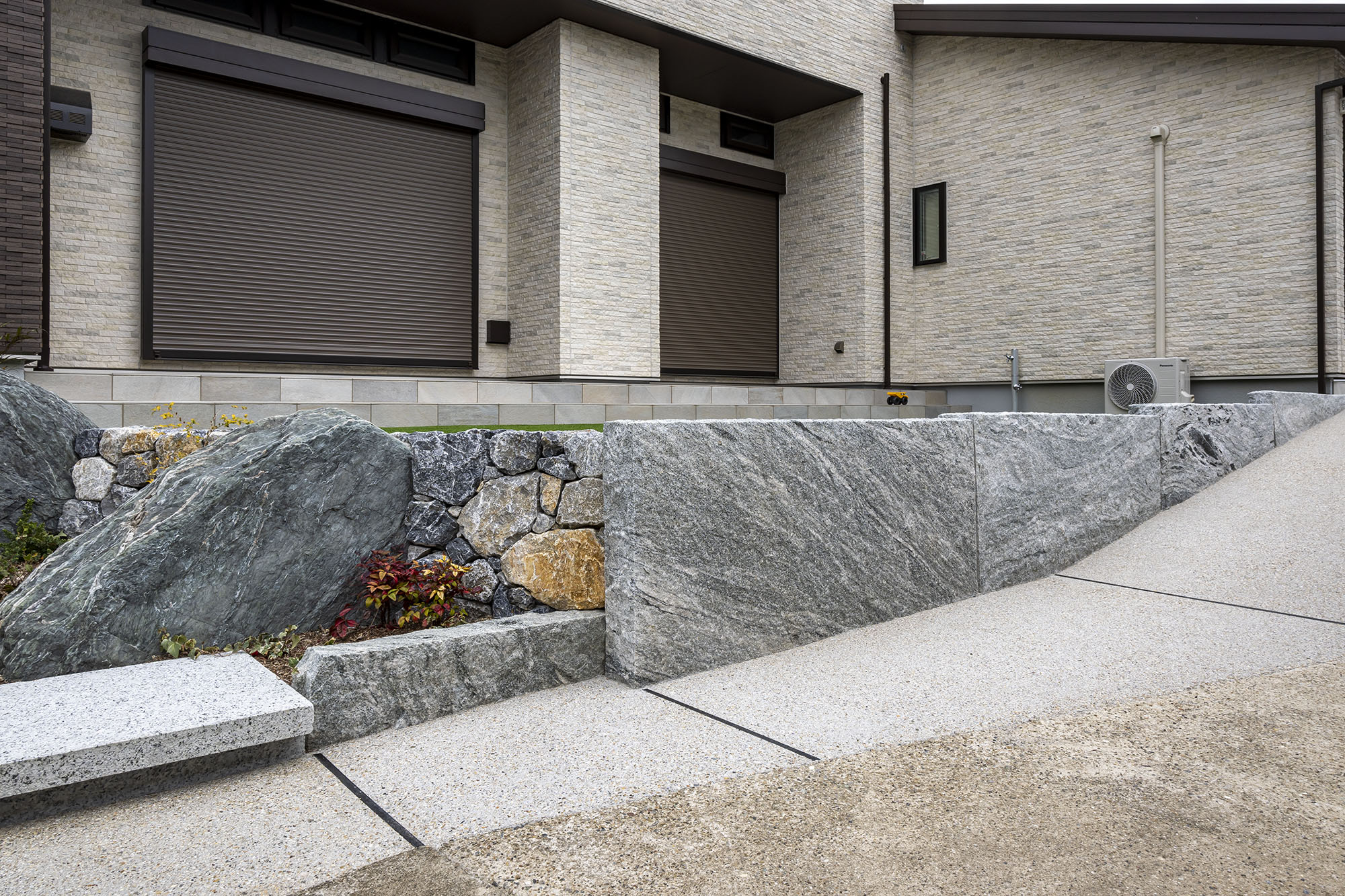 ヴィスタストーン白御影 大板石 全面割肌仕上 | 造園資材館