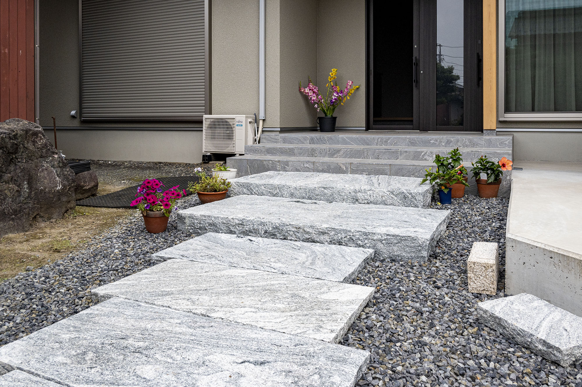 ヴィスタストーン白御影 階段石 全面割肌仕上 | 造園資材館