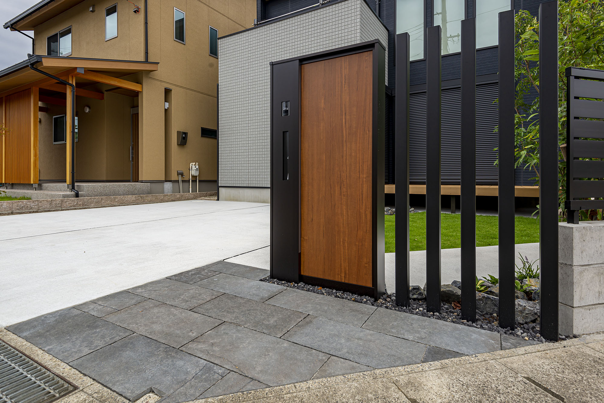 クワンストーン板石 黒 一面バーナー仕上げ | 造園資材館